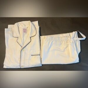 Brooks Brothers Wrinkle Resistant Pajamas, White with Navy Blue Piping, Large